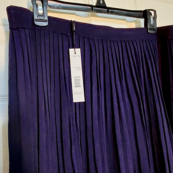 T Tahari Navy Pleated Pull-On Skirt (Plus Size) - Picture 5 of 5